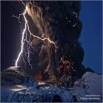 خاکستر و رعد و برق بر بالای یک آتشفشان در ایسلند