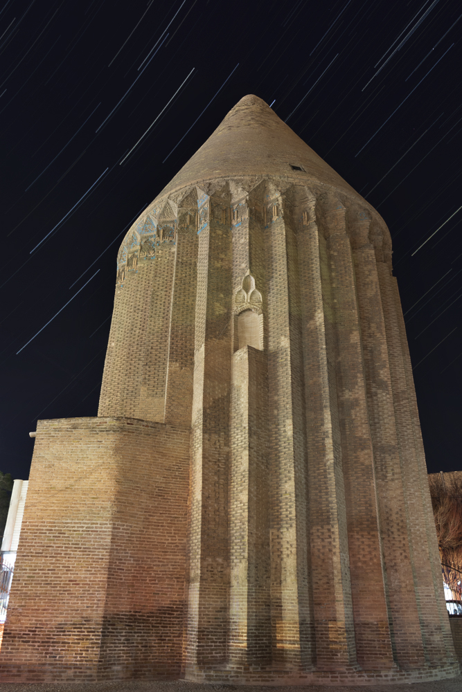 رد ستارگان بر فراز برج تاریخی علاءالدوله ورامین