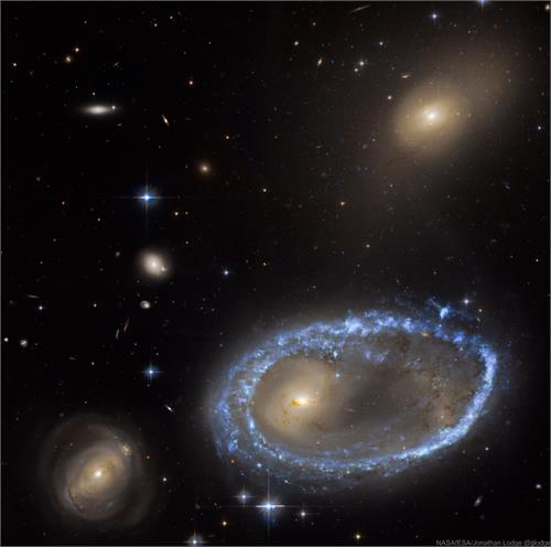 کهکشان حلقه AM 0644-741